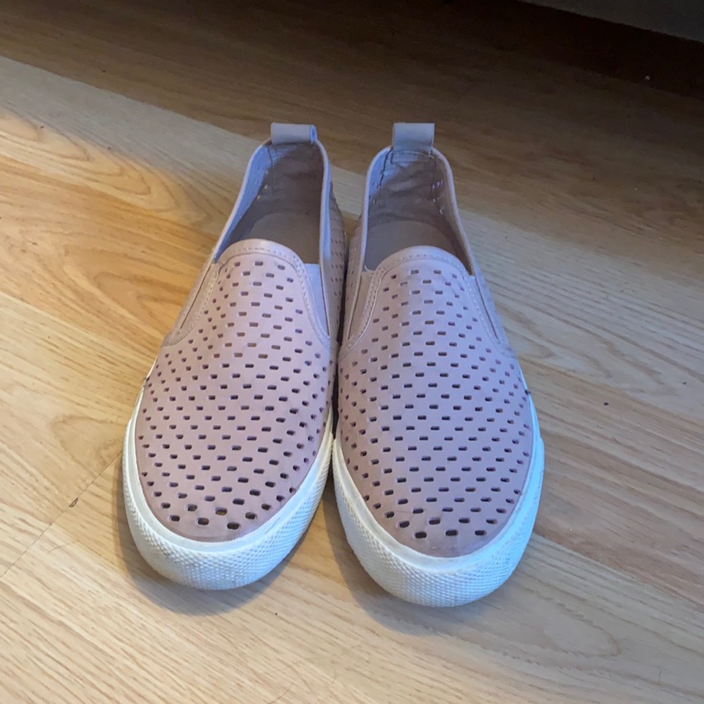 Stylish sneakers with breathable material